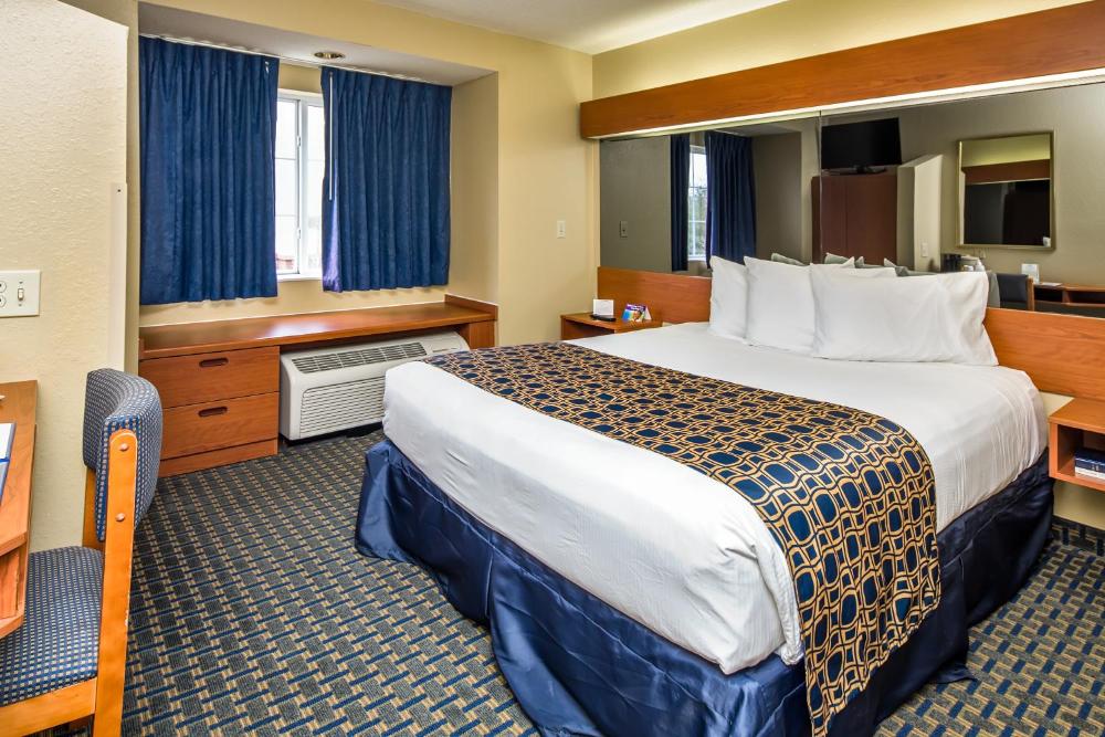 1 Queen Bed, Studio Suite, Non-Smoking interior